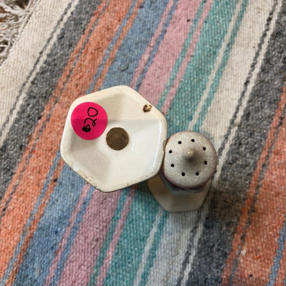 Vintage 1960's White Salt & Pepper Shakers - Picture 3 of 4